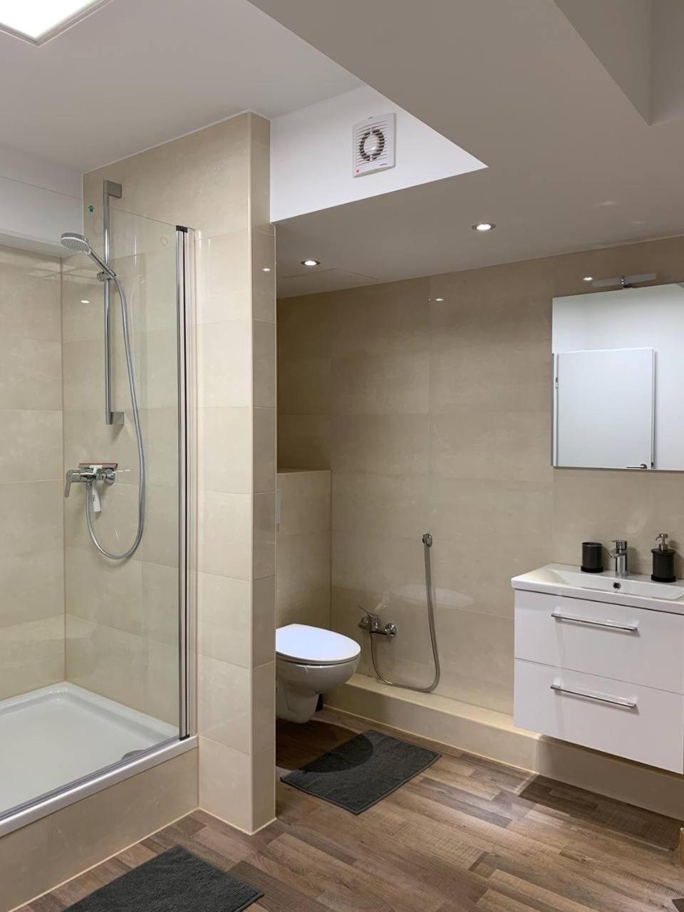 Central Private Rooms In Popular Neighborhood! ケルン エクステリア 写真
